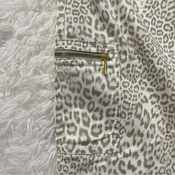 Chico’s Womens Cropped Animal Print Cargo Pants Size US XL 16 Pockets - Picture 5 of 9